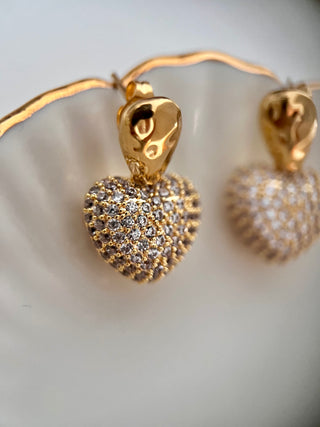 Cubic Zirconia heart drops on a 18k gold plated hammered earring